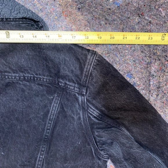 Vintage Levi's Black Denim Jacket with Sherpa Collar - Picture 12 of 13